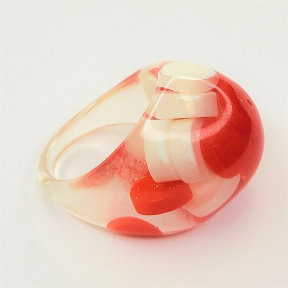 Chunky Oval Shape Resin Ring With Red and White Pill Beads Lucite Large Ring - Picture 7 of 8